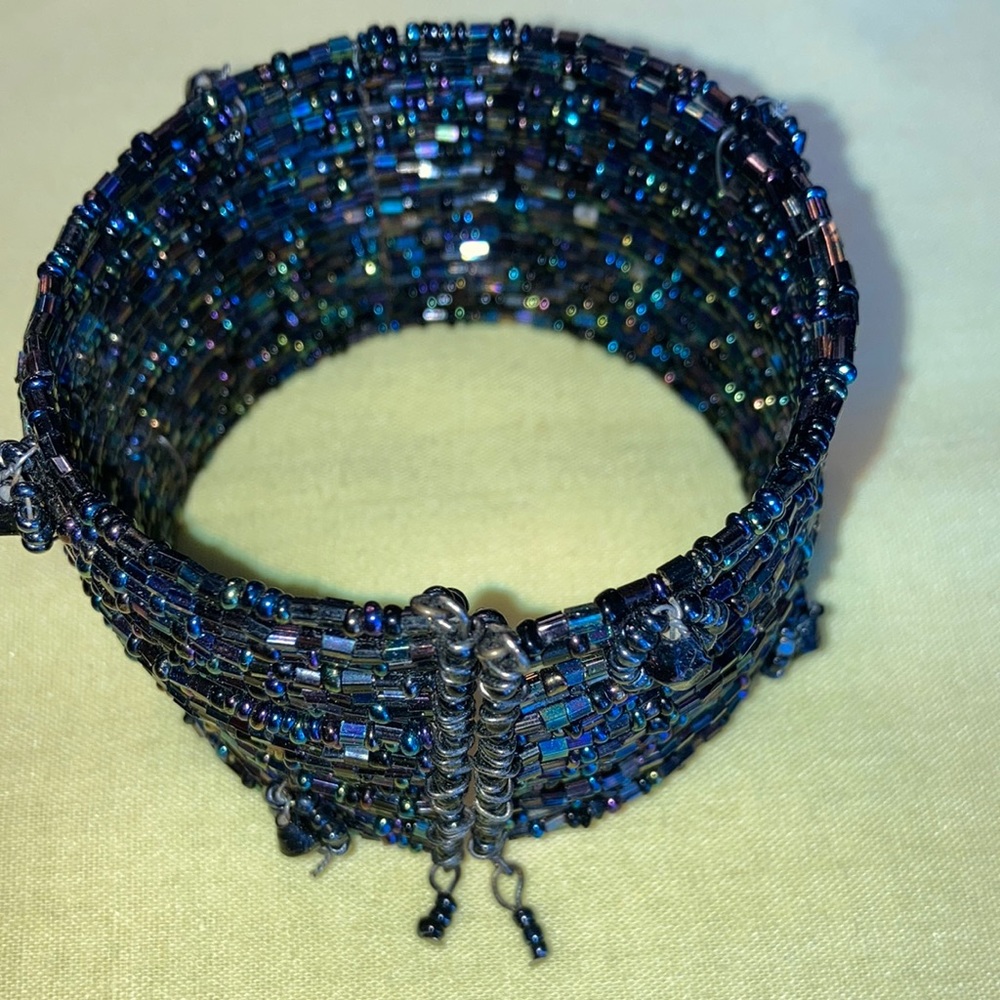 WRAP AROUND BRACELET w/many blk mop beads, fits 8” wrist.    $25